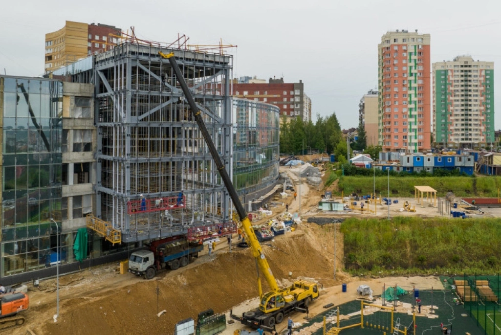 Процесс строительства и вид сверху.