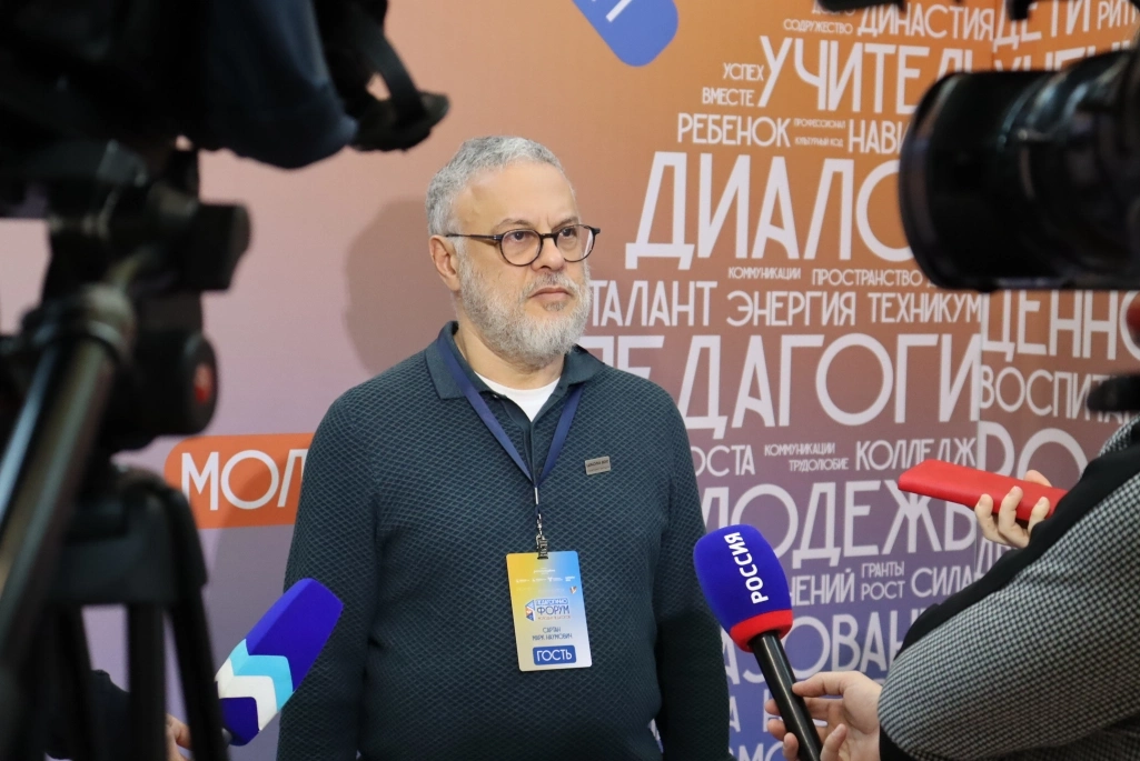 Одним из спикером форума выступил директор Школы 800 Марк Сартан.