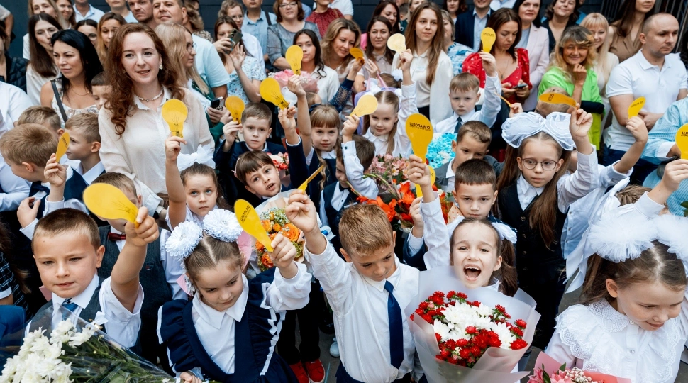 Яркий старт: День знаний торжественно отметили во всех корпусах Школы 800