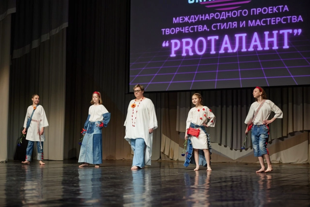 Ученицы театра на фестивале сами выступили и моделями. 