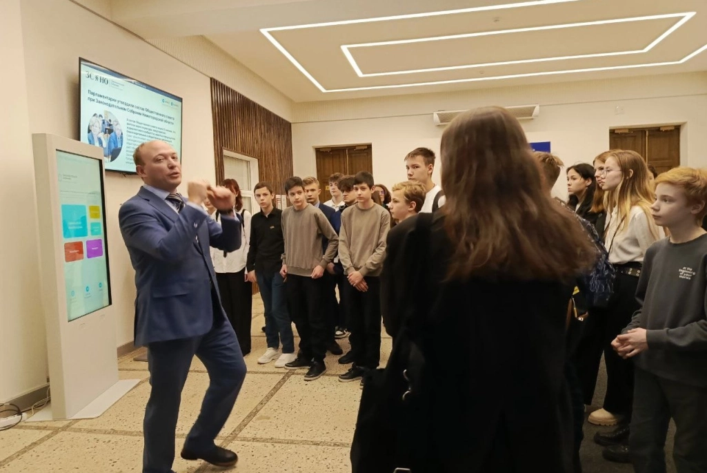 Во время экскурсии ребятам рассказали, как устроена работа комитетов Законодательного собрания
